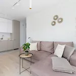 Διαμέρισμα With Balcony & Parking Mogilska By Renters Prestige