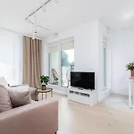 Διαμέρισμα With Balcony & Parking Mogilska By Renters Prestige