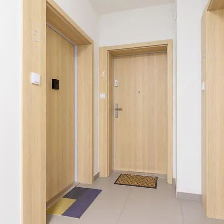 With Balcony & Parking Mogilska By Renters Prestige 公寓