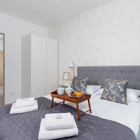 With Balcony & Parking Mogilska By Renters Prestige 아파트 *