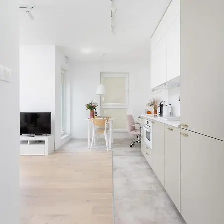 With Balcony & Parking Mogilska By Renters Prestige Kraków