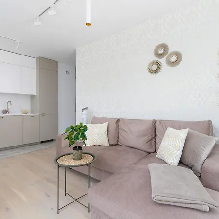 아파트 With Balcony & Parking Mogilska By Renters Prestige