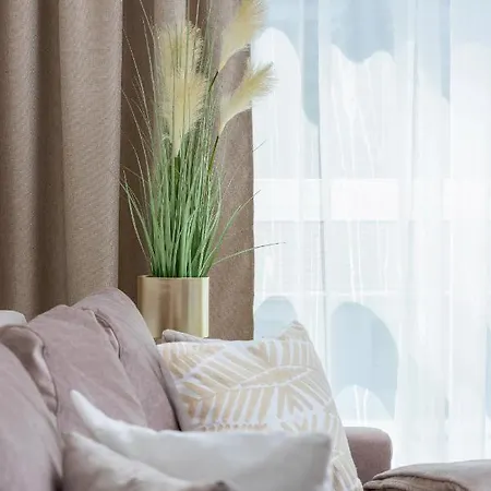 With Balcony & Parking Mogilska By Renters Prestige 아파트